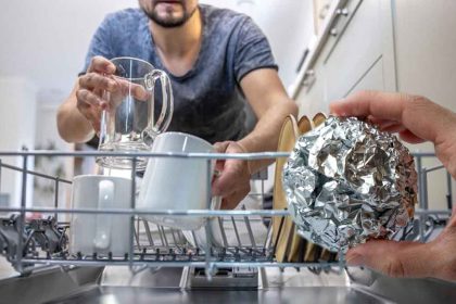 Mettez une boule de papier aluminium dans votre lave-vaisselle : le résultat vous surprendra