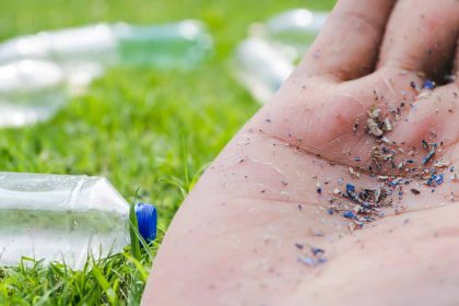 Découvrez cette astuce simple et efficace pour nettoyer votre eau des microplastiques