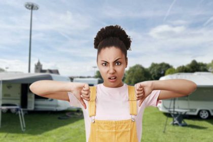 Des voyageurs squattent son parking et volent son eau : Ça ne va pas bien finir