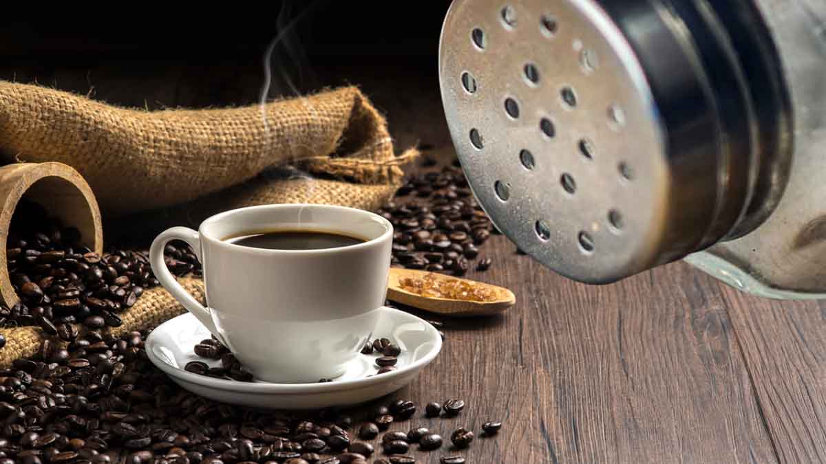 Voici pourquoi vous devriez absolument mettre du sel dans votre café plutôt que du sucre