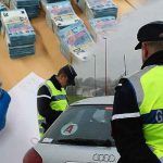 Un automobiliste arrêté avec plus de 600 000 euros cachés dans sa roue de secours