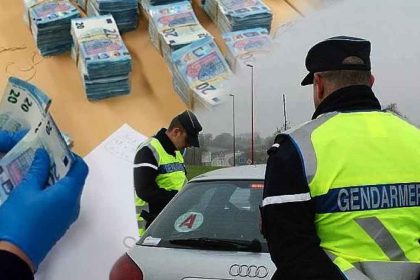 Un automobiliste arrêté avec plus de 600 000 euros cachés dans sa roue de secours