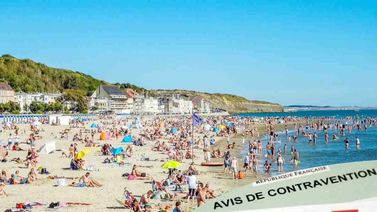 Cette pratique bien courante des vacanciers à la plage peut leur valoir une amende de 250 euros dans cette destination très plébiscitée