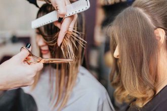 Cette frange qui va à tous les visages est la tendance coiffure incontournable de l'automne 2024