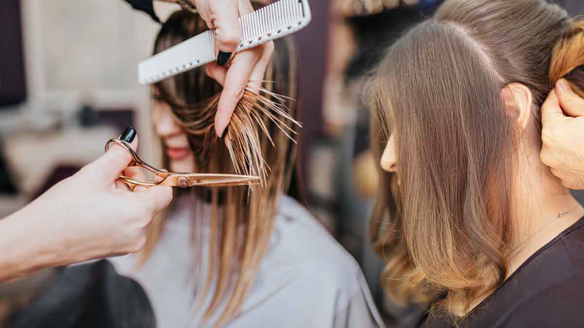 Cette frange qui va à tous les visages est la tendance coiffure incontournable de l'automne 2024