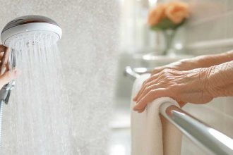 Douches et seniors : comment adapter l'hygiène au vieillissement ? Les conseils surprenants d'une experte