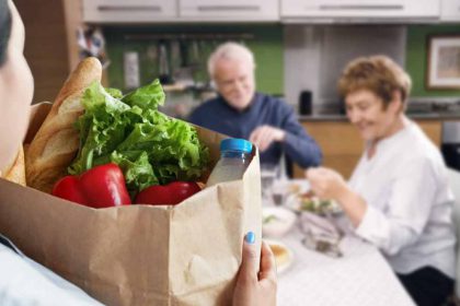 La livraison de repas à domicile pour personnes âgées : ce que vous et vos proches devriez savoir