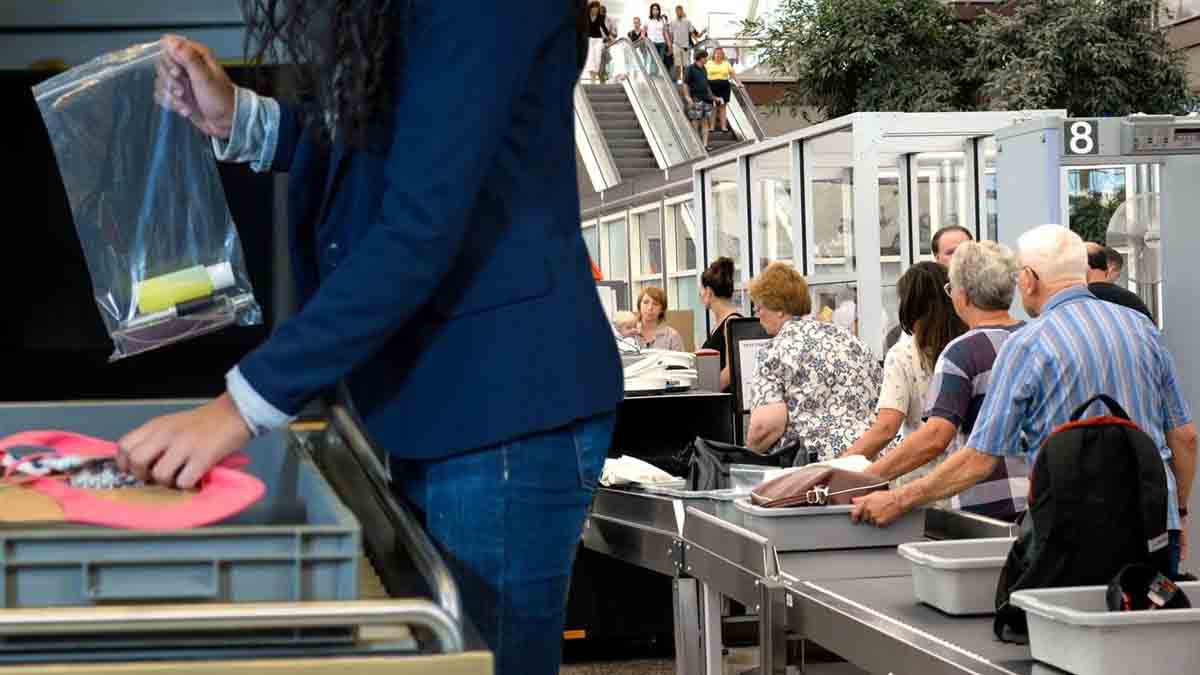 Que deviennent les quelques tonnes d’objets confisqués chaque année dans les aéroports ?