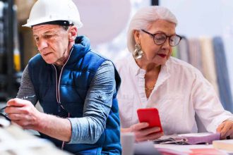 Seniors au travail : la discrimination s'aggrave, la Défenseure des droits réagit